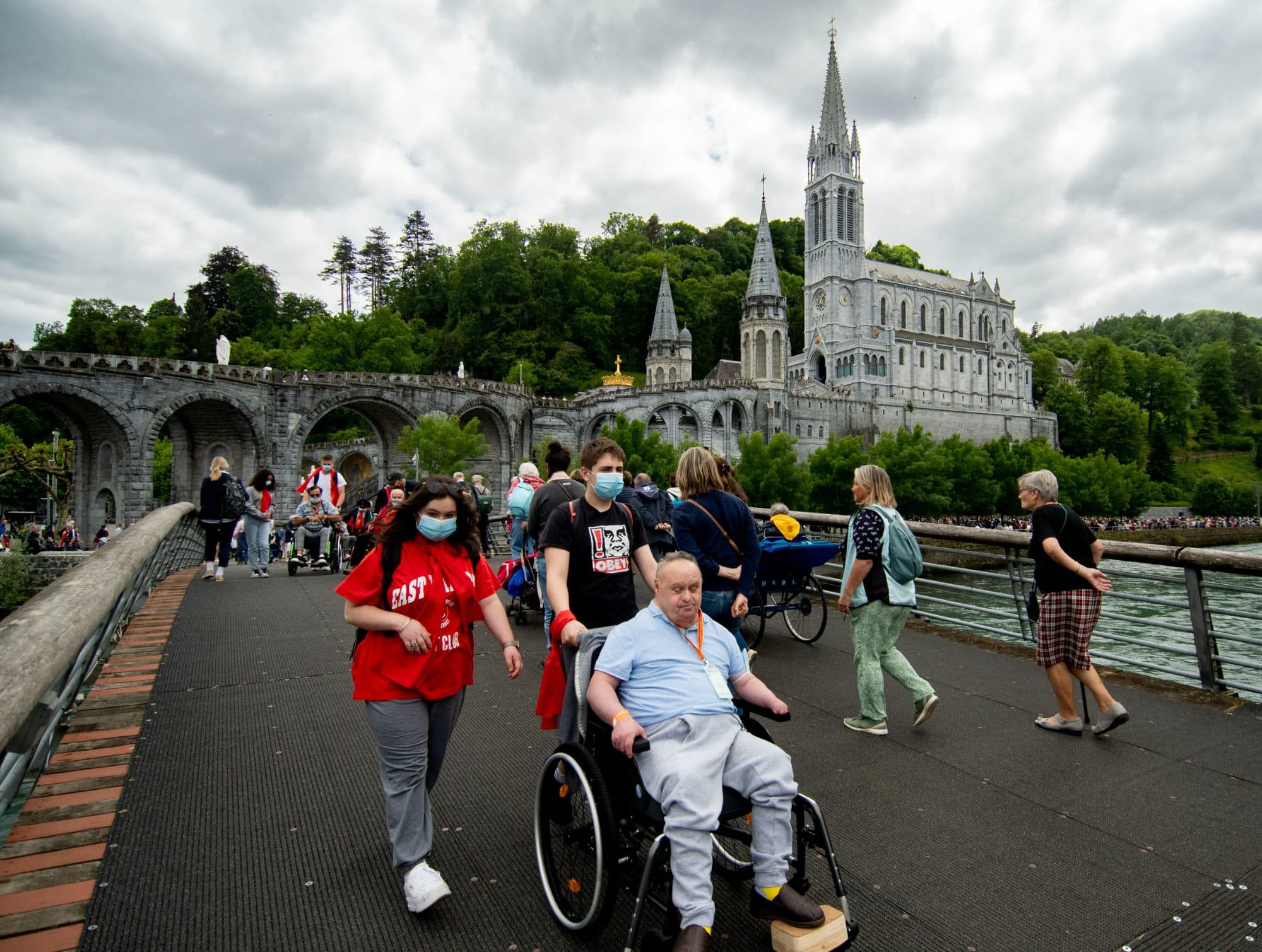 Marie réveille et transporte les pèlerins à Lourdes durant quatre jours