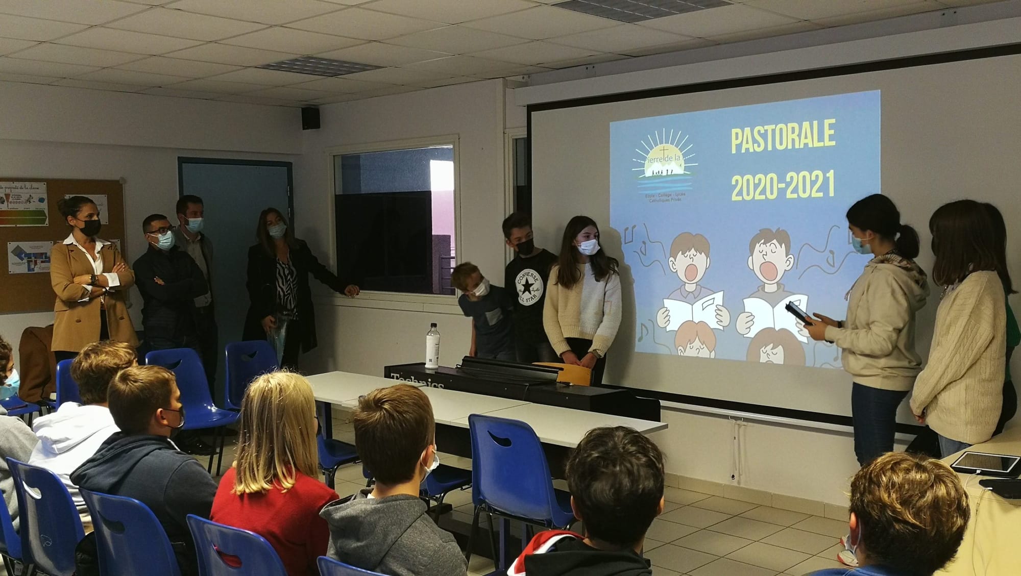 L'Évêque et le conseil de tutelle en visite dans l'établissement scolaire Saint Pierre La Mer